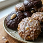 Ein Haufen frisch gebackener Elisenlebkuchen, einige mit Schokolade, andere mit Zuckerguss.