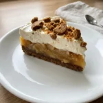 Die Zutaten wie Spekulatius, Äpfel, Sahne und Mascarpone sind auf einer Arbeitsfläche angerichtet.
